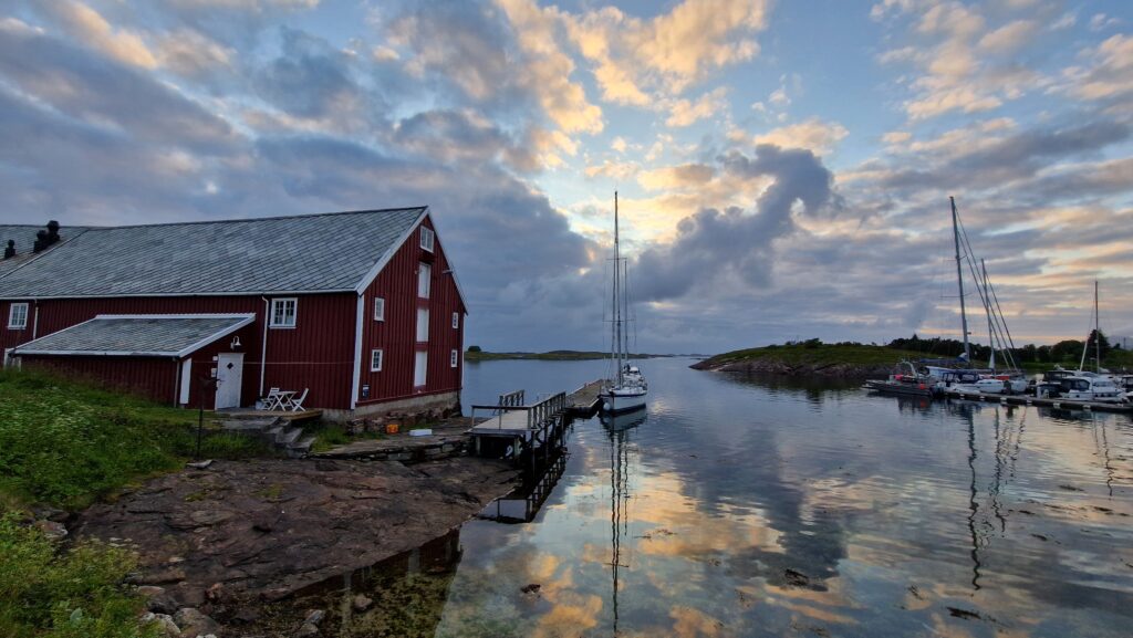 Selsøyvika. Greath harbour and pleasant facilities with shop.