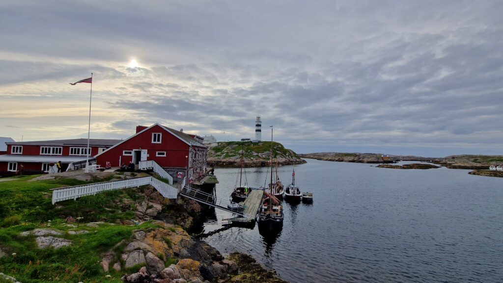 Halten fyr. South of Helgeland.